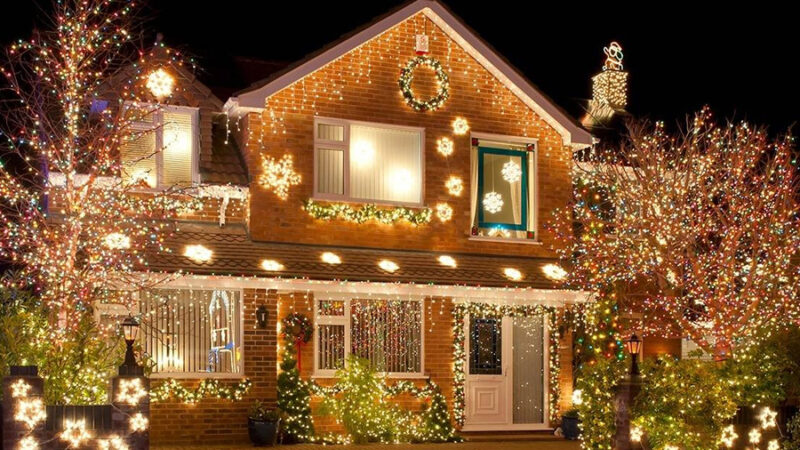 Light Up Your Home for the Holidays with Christmas Light Hanging in Navarre